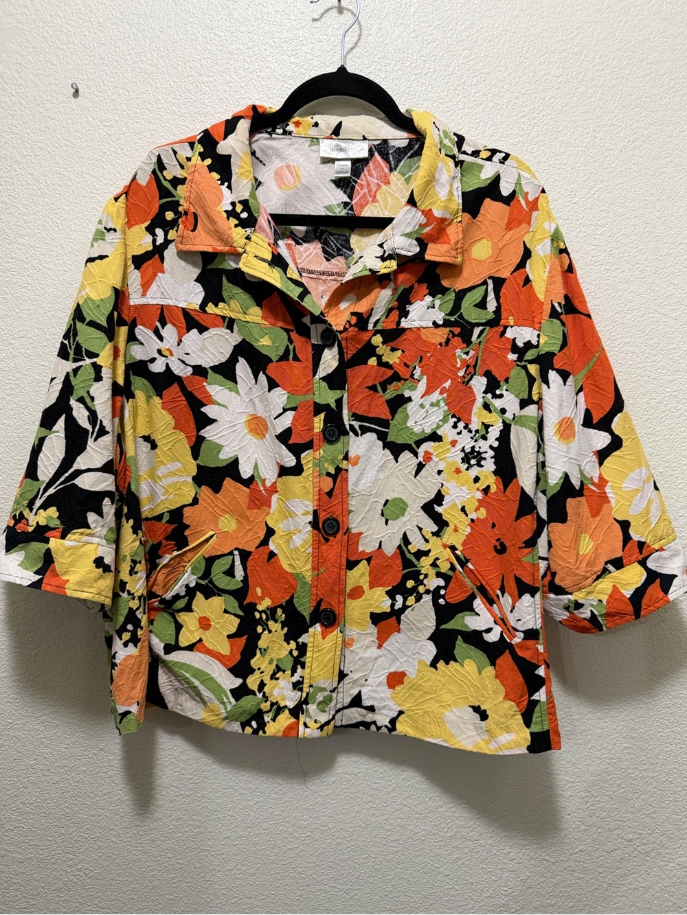 Dressbarn  Cream Textured Floral lightweight jacket, button down, size 22